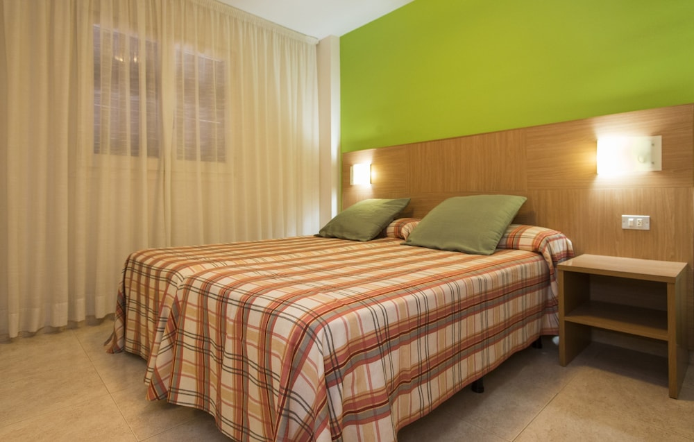 Apartamentos California — Hotel rooms in Salou, Catalonia