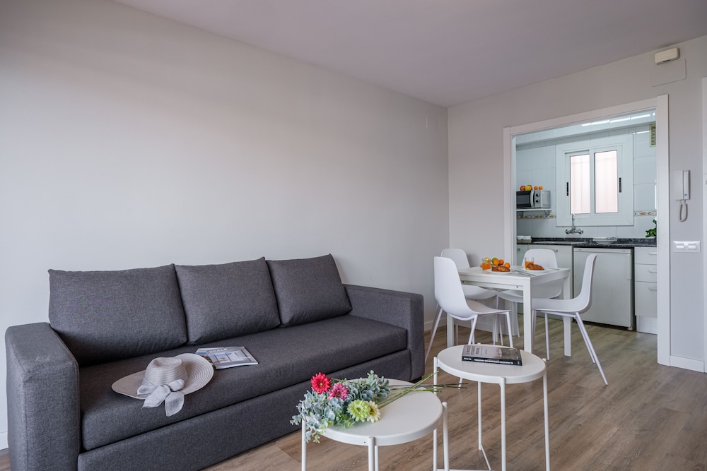 Apartamentos California — Hotel rooms in Salou, Catalonia