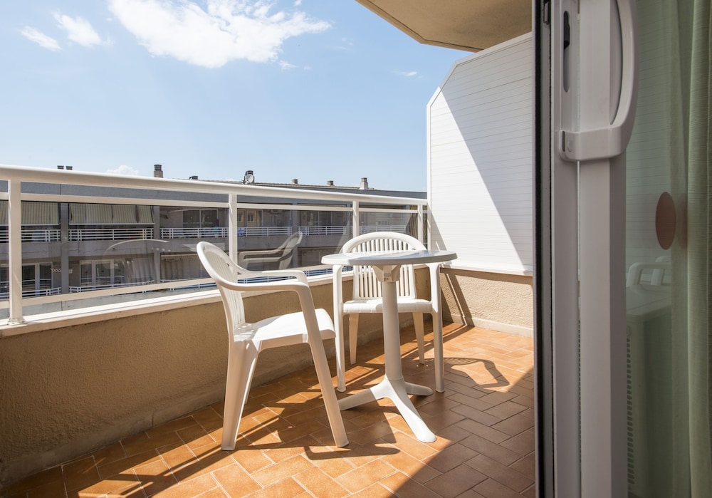 Apartamentos California — Hotel rooms in Salou, Catalonia