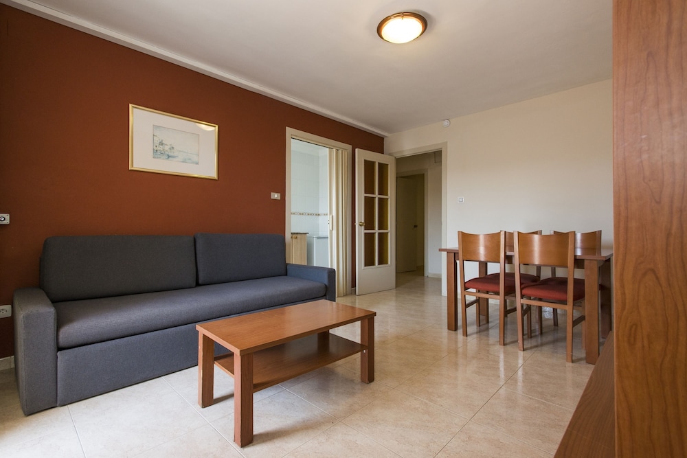 Apartamentos California — Hotel rooms in Salou, Catalonia