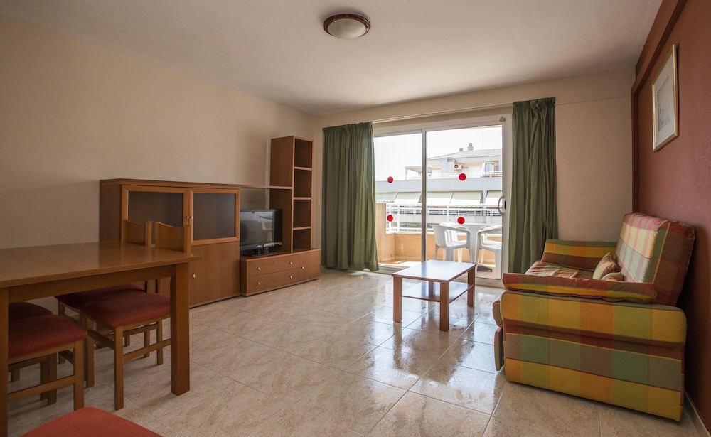 Apartamentos California — Hotel rooms in Salou, Catalonia