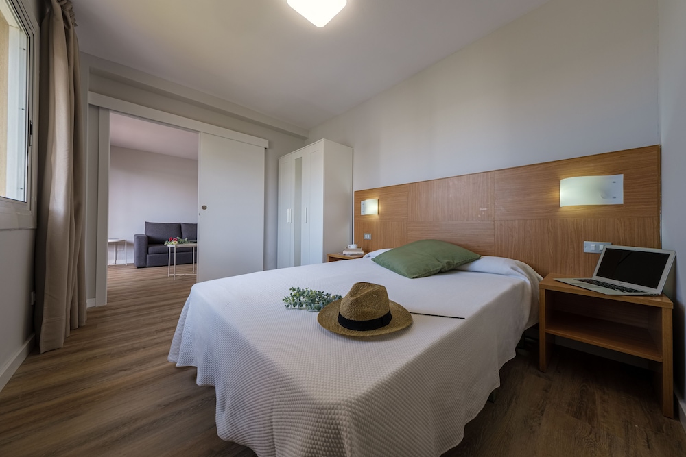 Apartamentos California — Hotel rooms in Salou, Catalonia
