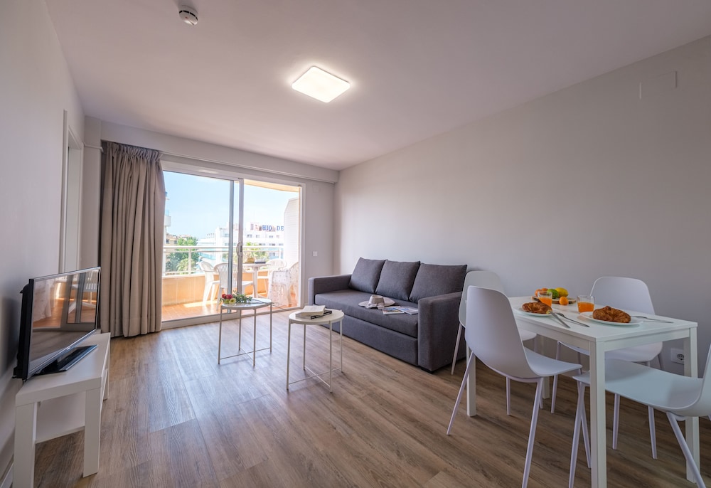 Apartamentos California — Hotel rooms in Salou, Catalonia