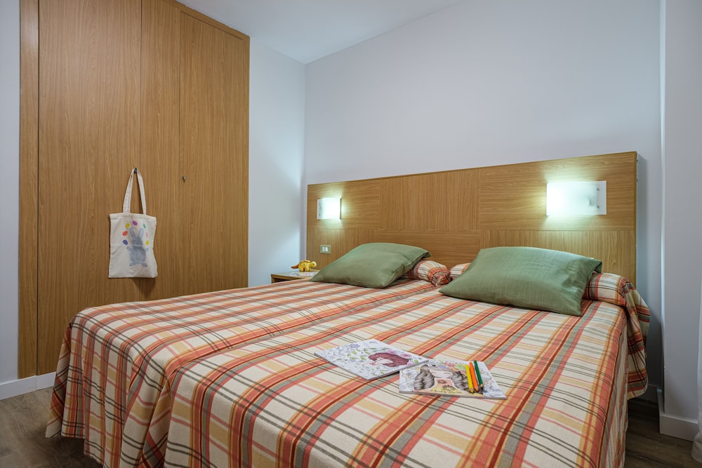 Apartamentos California — Hotel rooms in Salou, Catalonia