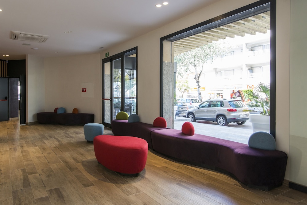 Apartamentos California — Hotel building in Salou, Catalonia