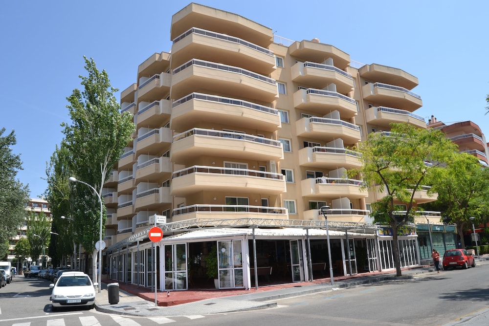 Apartamentos California — Hotel building in Salou, Catalonia