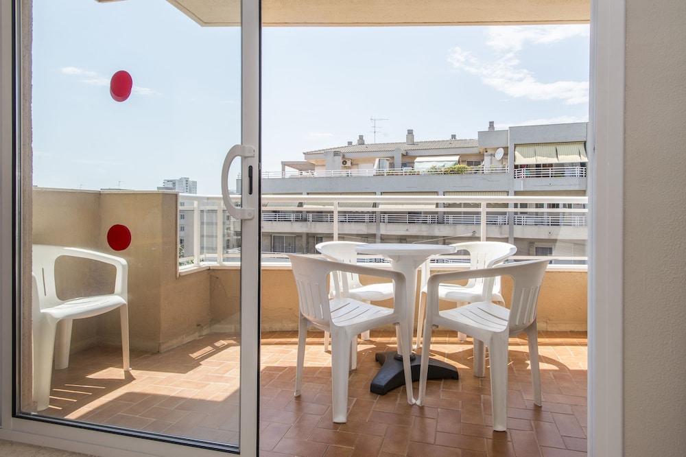 Apartamentos California — Hotel rooms in Salou, Catalonia