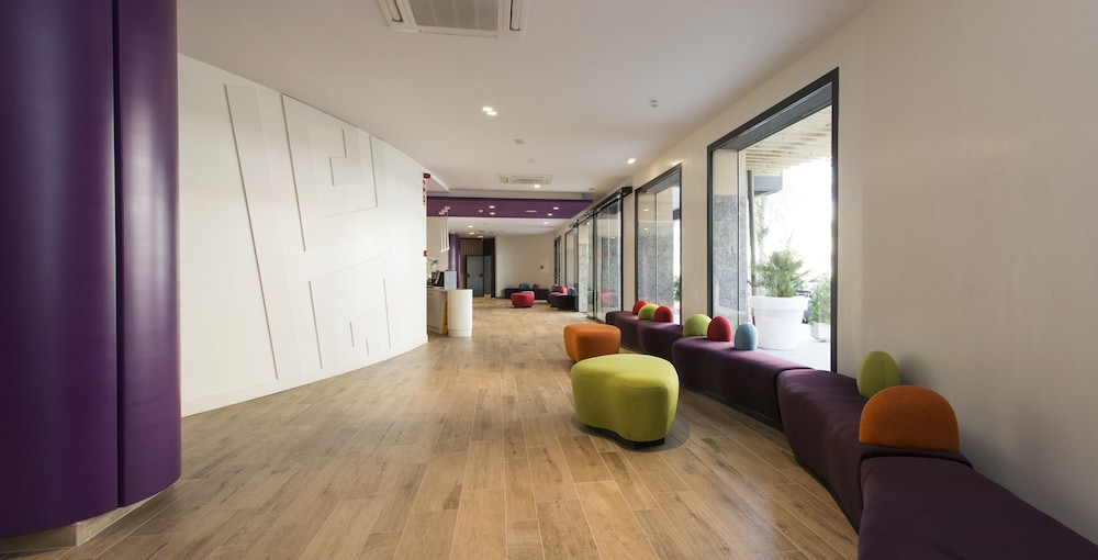 Apartamentos California — Hotel building in Salou, Catalonia