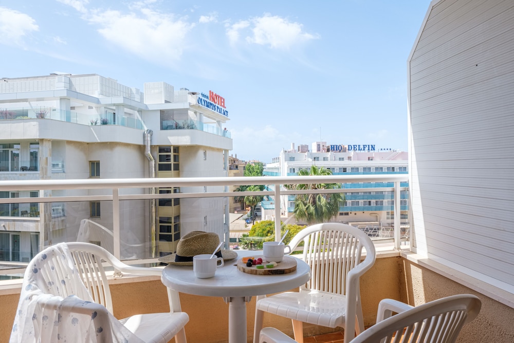 Apartamentos California — Hotel building in Salou, Catalonia