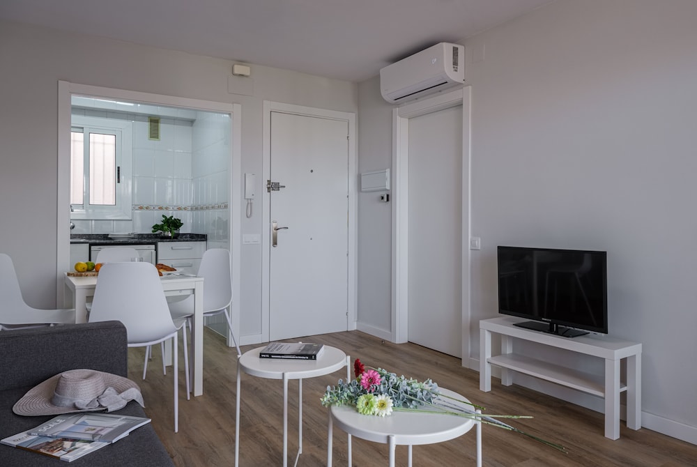 Apartamentos California — Hotel rooms in Salou, Catalonia