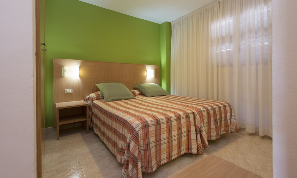 Apartamentos California — Hotel rooms in Salou, Catalonia