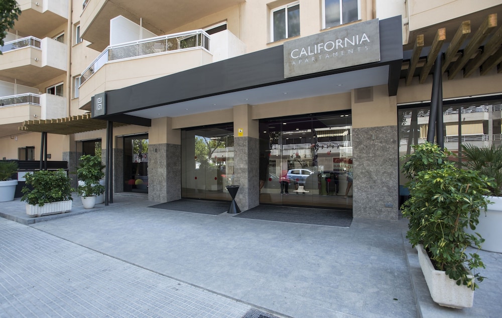 Apartamentos California — Hotel building in Salou, Catalonia