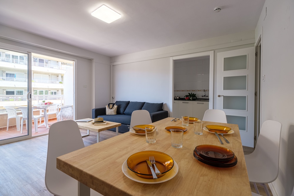 Apartamentos California — Hotel rooms in Salou, Catalonia