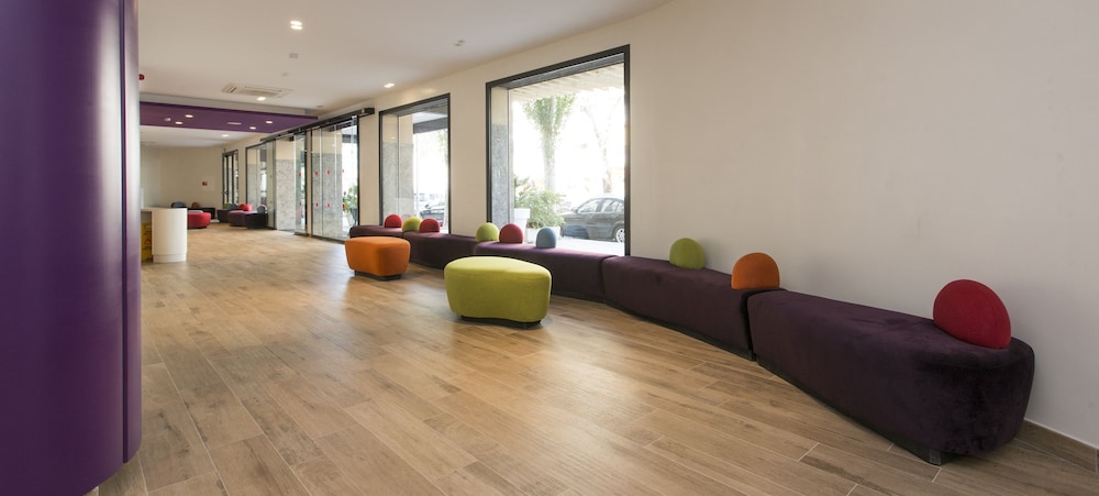 Apartamentos California — Hotel building in Salou, Catalonia