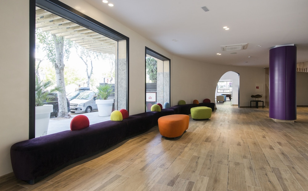 Apartamentos California — Hotel building in Salou, Catalonia