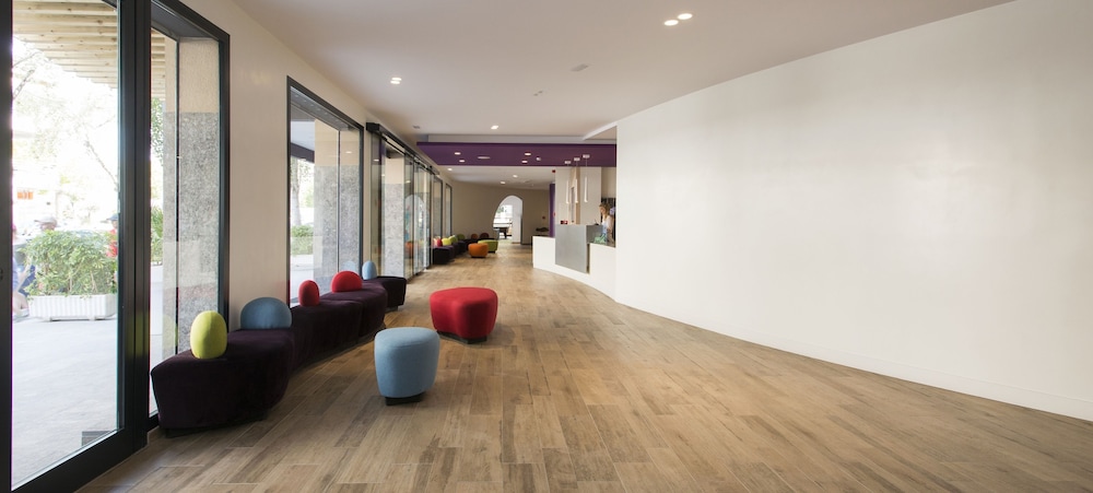 Apartamentos California — Hotel building in Salou, Catalonia
