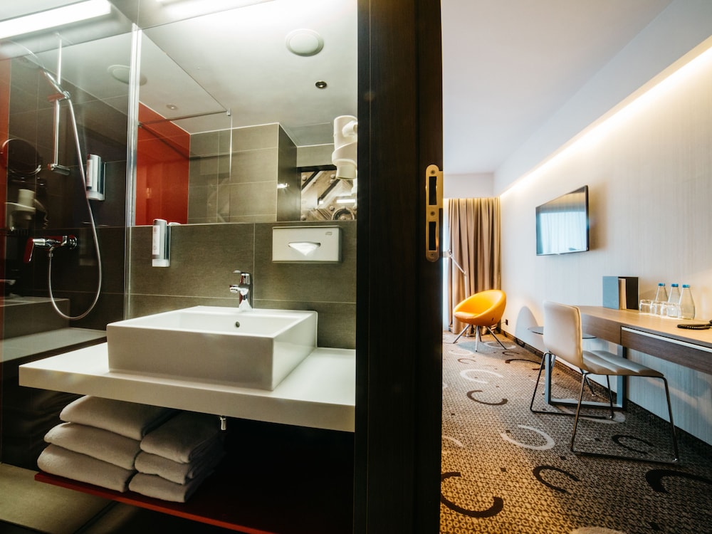 Q Hotel Plus Krakow — Hotel rooms in Krakow, Lesser Poland