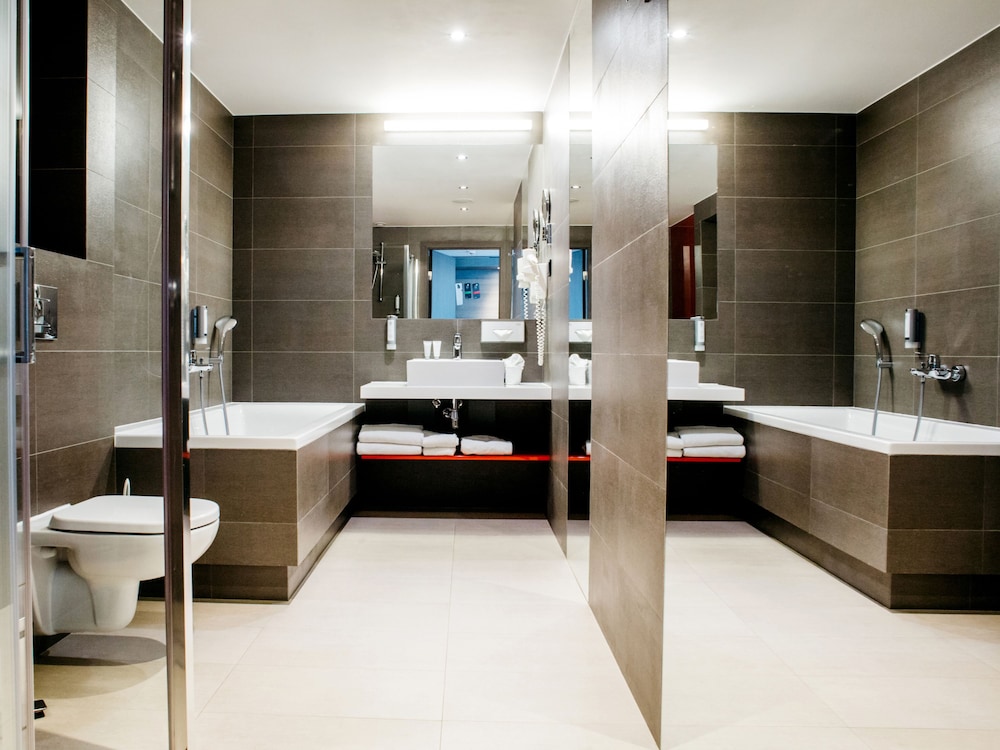 Q Hotel Plus Krakow — Hotel rooms in Krakow, Lesser Poland