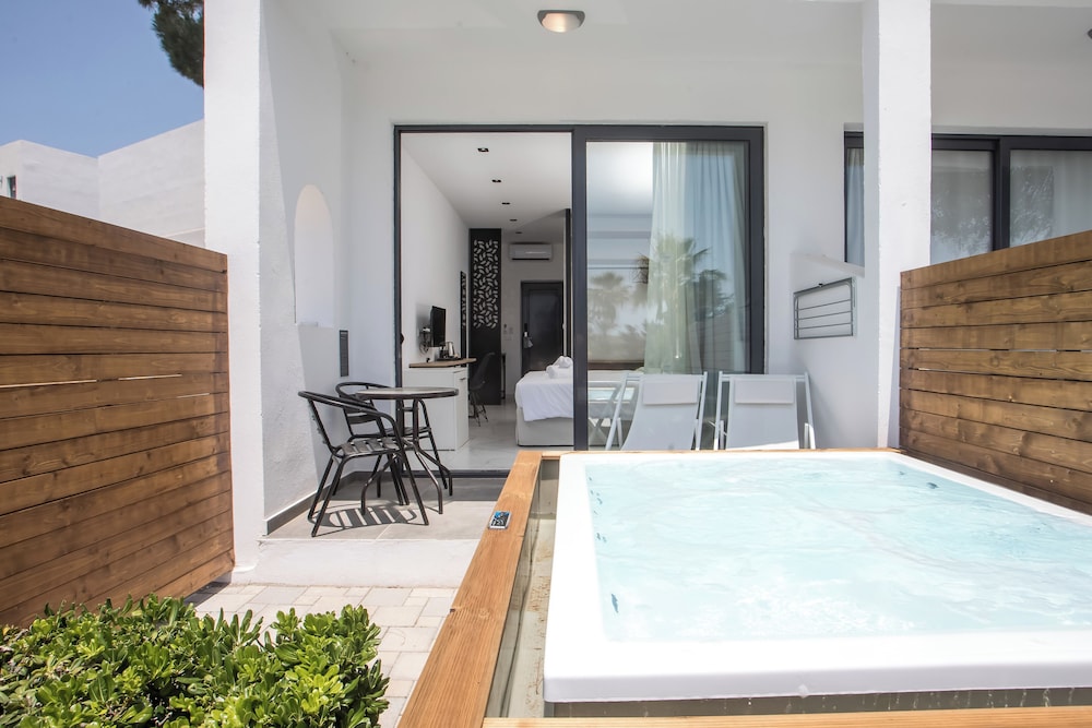 Aiora Aqua Resort — Hotel rooms in Lardos, South Aegean