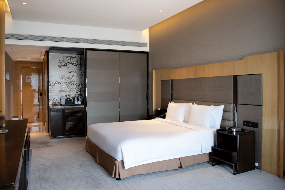 Crowne Plaza Beijing Lido by IHG — Hotel rooms in Beijing, Beijing