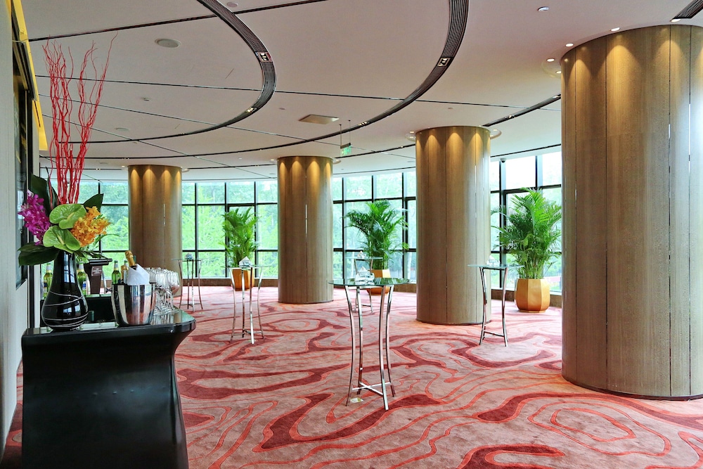 Crowne Plaza Beijing Lido by IHG — Restaurant & bars in Beijing, Beijing