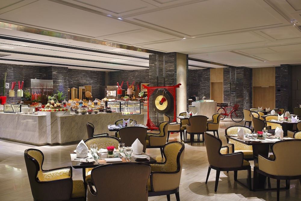 Crowne Plaza Beijing Lido by IHG — Restaurant & bars in Beijing, Beijing