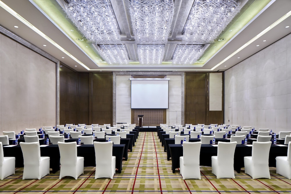Crowne Plaza Beijing Lido by IHG — Hotel building in Beijing, Beijing