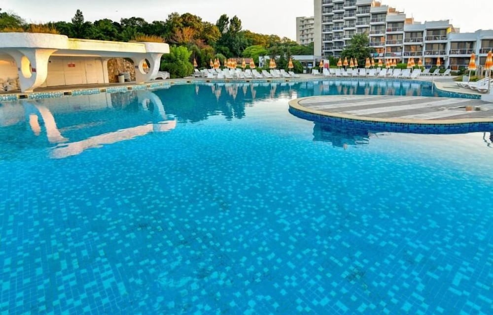 Hotel Slavuna — Swimming pool in Albena, Dobrich