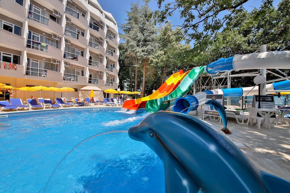 Prestige Deluxe Hotel & Aquapark Club - All Inclusive — Swimming pool in Golden Sands, Varna Region