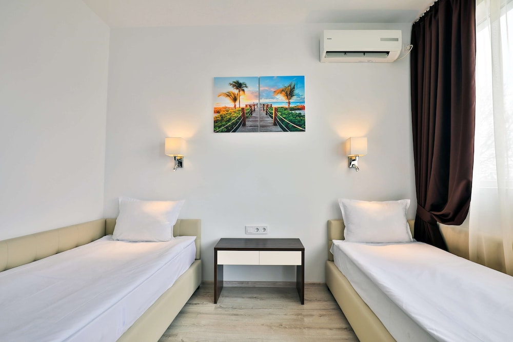 Prestige Deluxe Hotel & Aquapark Club - All Inclusive — Hotel rooms in Golden Sands, Varna Region