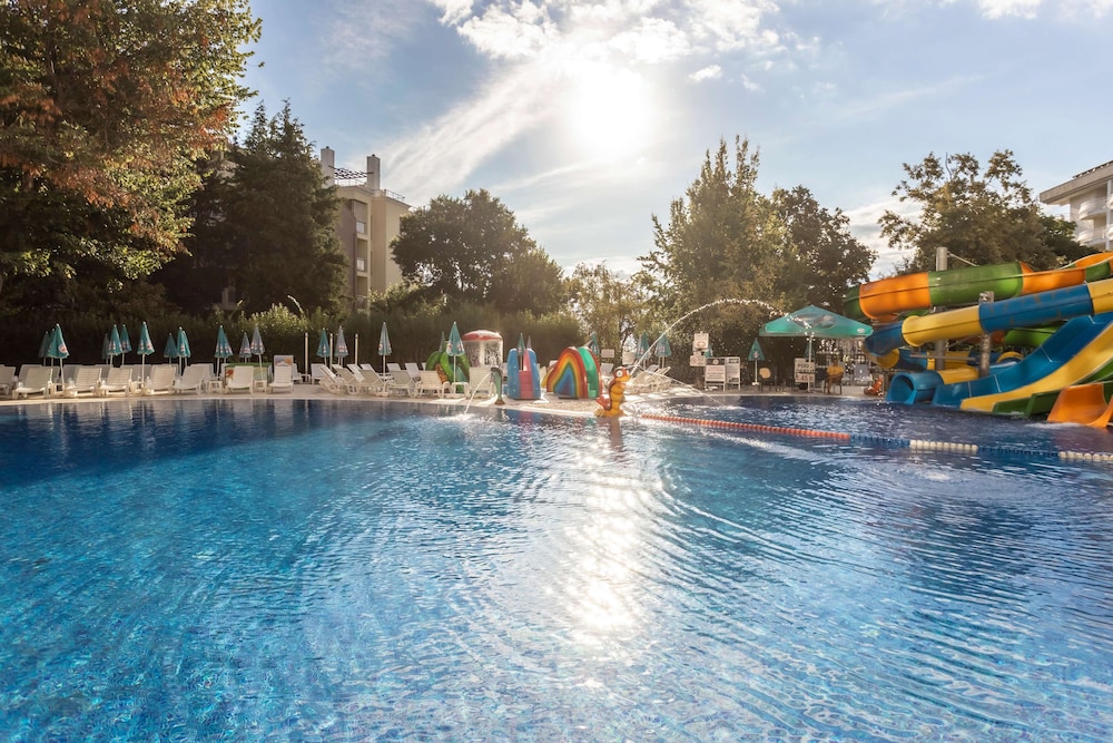 Prestige Deluxe Hotel & Aquapark Club - All Inclusive — Swimming pool in Golden Sands, Varna Region