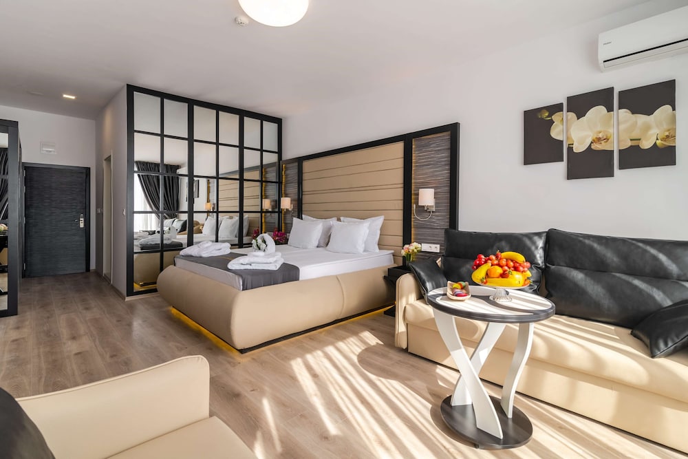 Prestige Deluxe Hotel & Aquapark Club - All Inclusive — Hotel rooms in Golden Sands, Varna Region