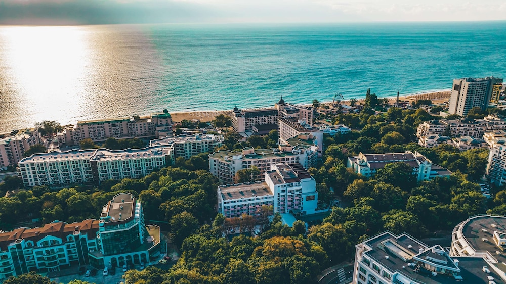 Prestige Deluxe Hotel & Aquapark Club - All Inclusive — Hotel building in Golden Sands, Varna Region