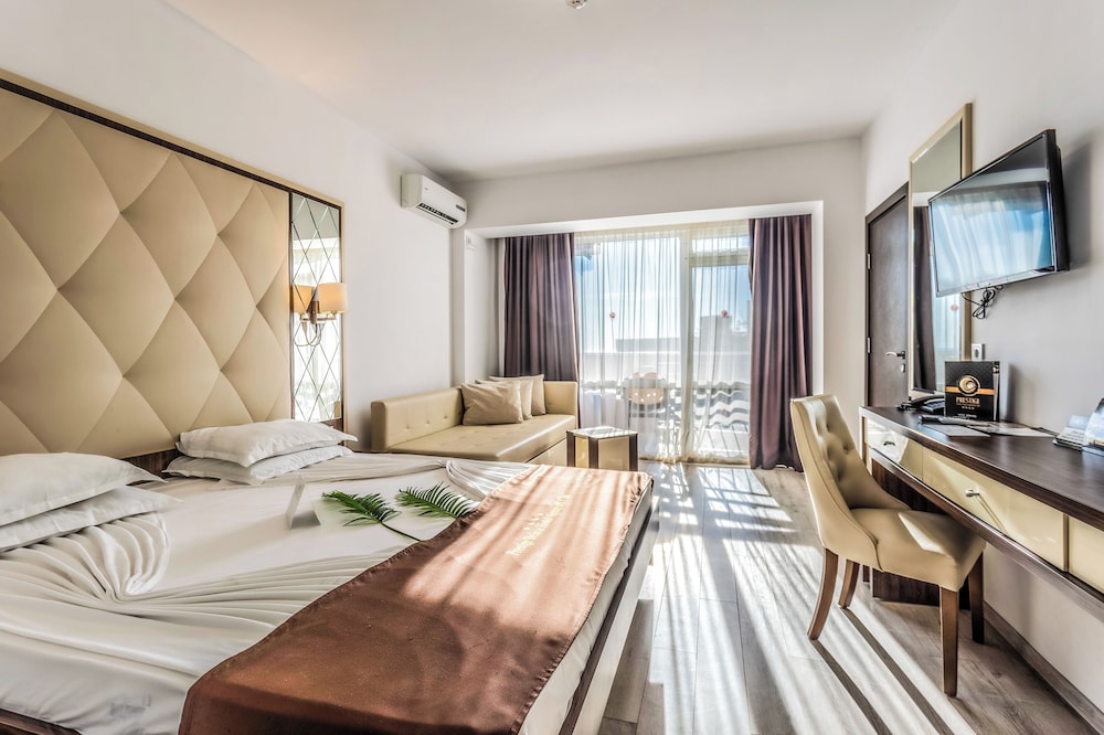 Prestige Deluxe Hotel & Aquapark Club - All Inclusive — Hotel rooms in Golden Sands, Varna Region