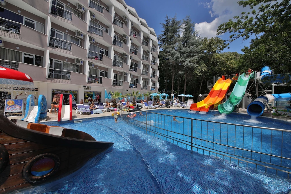 Prestige Deluxe Hotel & Aquapark Club - All Inclusive — Swimming pool in Golden Sands, Varna Region