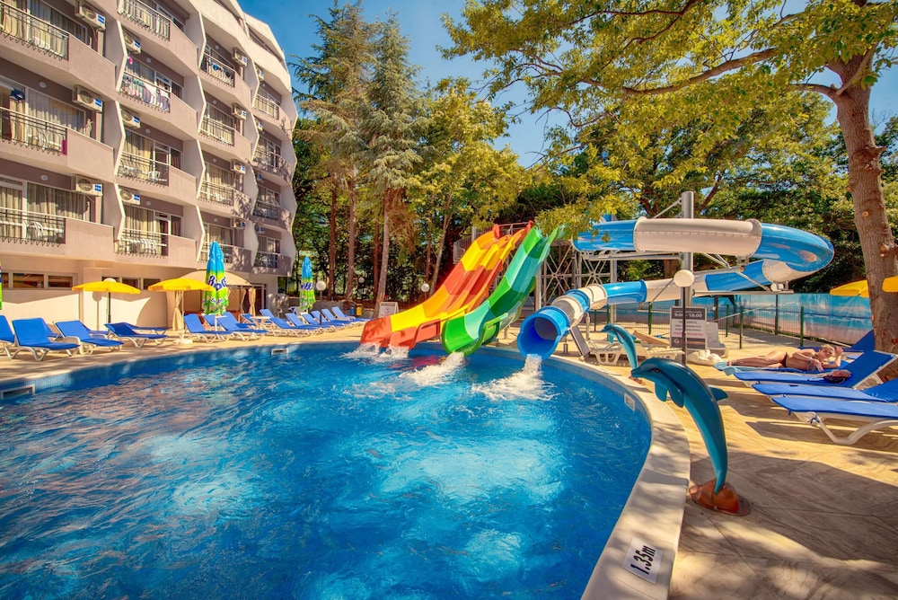Prestige Deluxe Hotel & Aquapark Club - All Inclusive — Swimming pool in Golden Sands, Varna Region