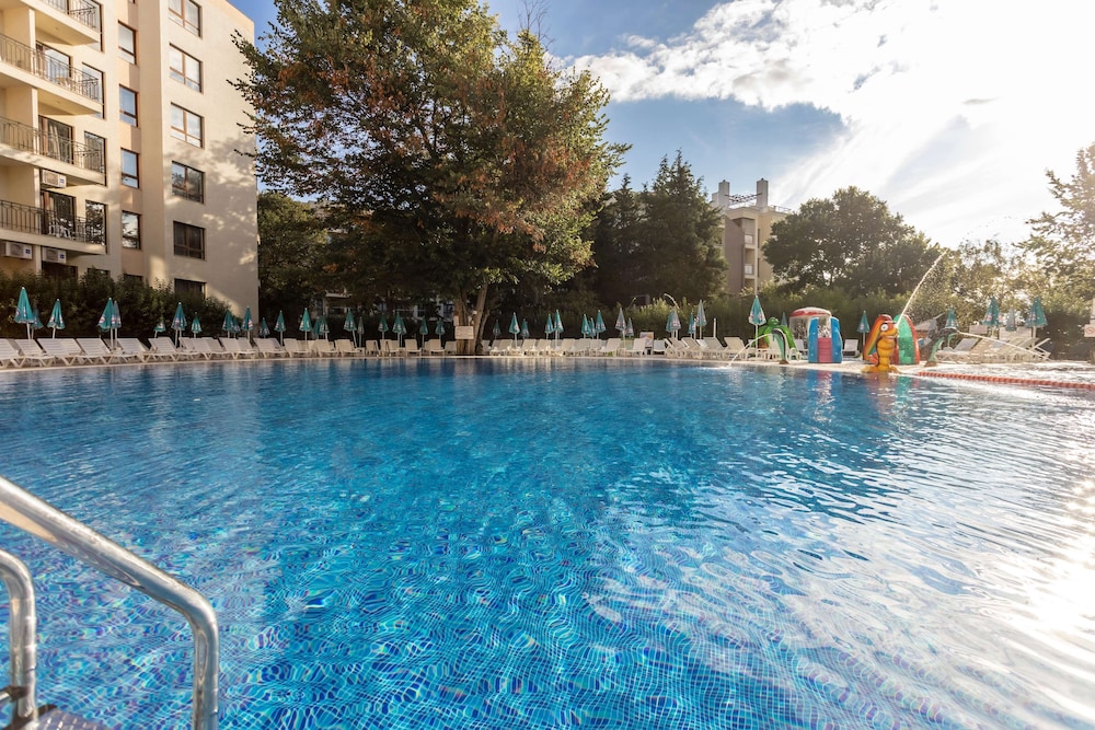 Prestige Deluxe Hotel & Aquapark Club - All Inclusive — Swimming pool in Golden Sands, Varna Region