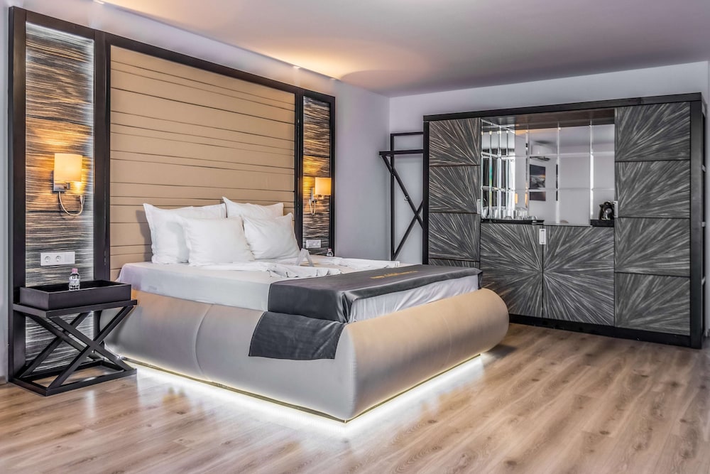 Prestige Deluxe Hotel & Aquapark Club - All Inclusive — Hotel rooms in Golden Sands, Varna Region
