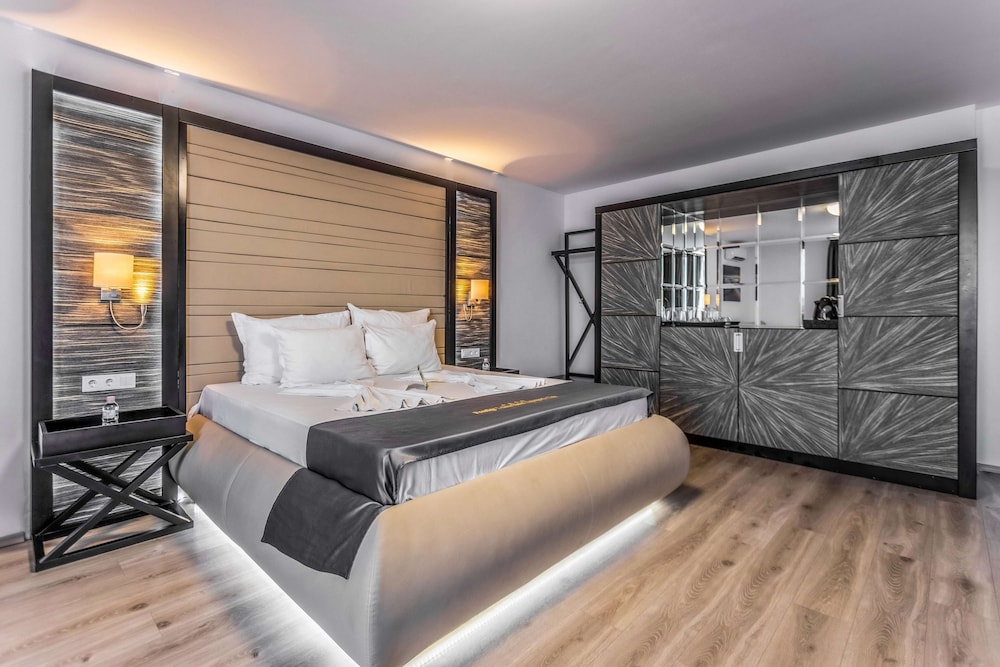 Prestige Deluxe Hotel & Aquapark Club - All Inclusive — Hotel rooms in Golden Sands, Varna Region