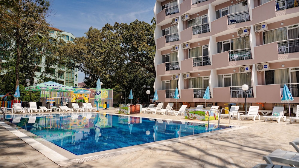 Prestige Deluxe Hotel & Aquapark Club - All Inclusive — Swimming pool in Golden Sands, Varna Region
