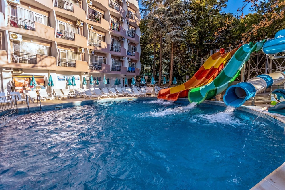 Prestige Deluxe Hotel & Aquapark Club - All Inclusive — Swimming pool in Golden Sands, Varna Region