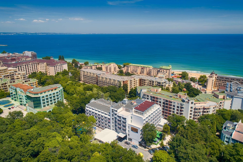 Prestige Deluxe Hotel & Aquapark Club - All Inclusive — Hotel building in Golden Sands, Varna Region