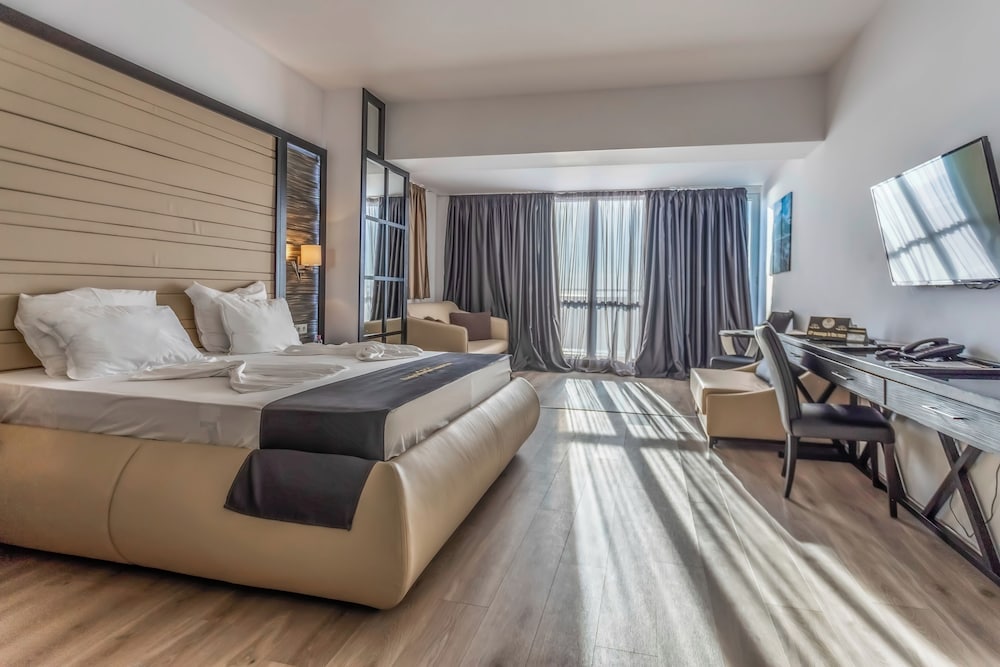 Prestige Deluxe Hotel & Aquapark Club - All Inclusive — Hotel rooms in Golden Sands, Varna Region