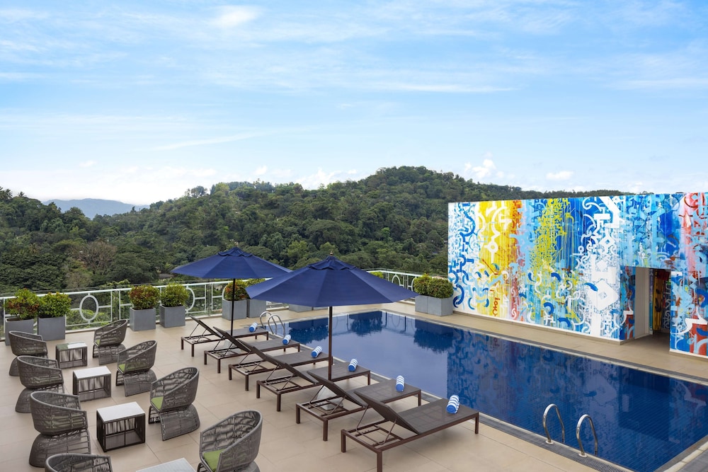 Radisson Hotel Kandy — Swimming pool in Kandy