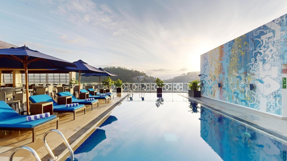Radisson Hotel Kandy — Swimming pool in Kandy