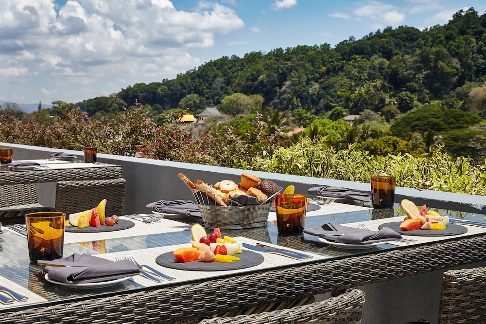Radisson Hotel Kandy — Restaurant & bars in Kandy