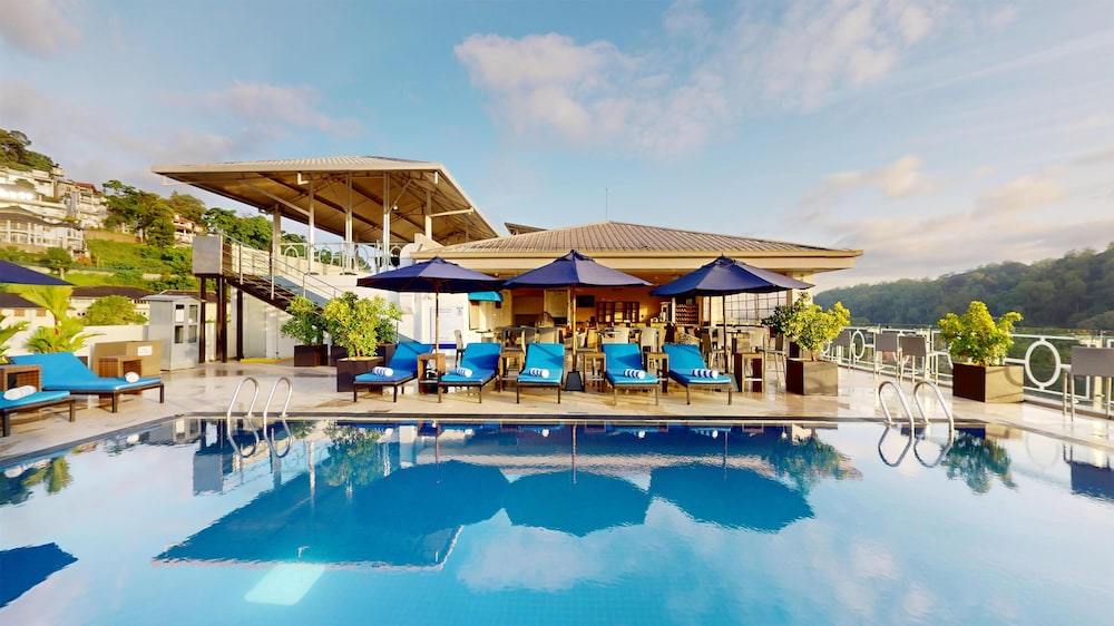 Radisson Hotel Kandy — Swimming pool in Kandy