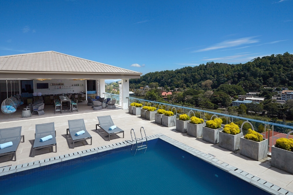 Radisson Hotel Kandy — Swimming pool in Kandy