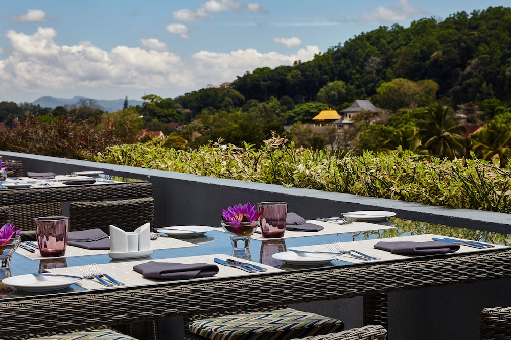 Radisson Hotel Kandy — Restaurant & bars in Kandy