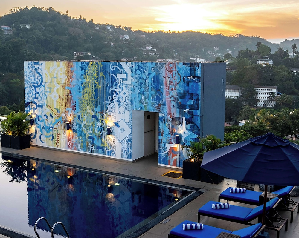 Radisson Hotel Kandy — Swimming pool in Kandy